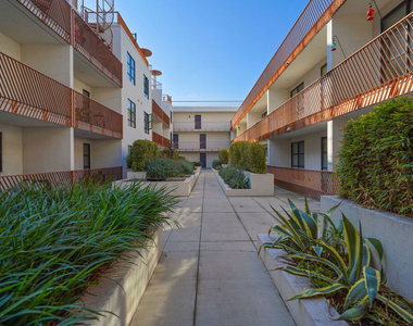 5800 Harold Way - Photo Thumbnail 18