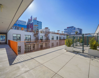 5800 Harold Way - Photo Thumbnail 17