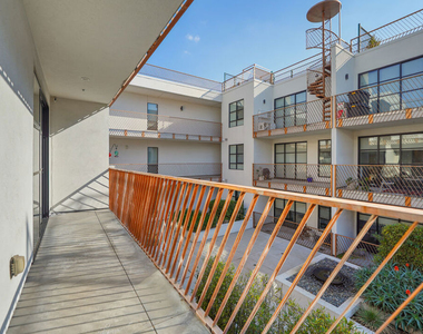 5800 Harold Way - Photo Thumbnail 9