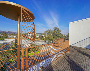 5800 Harold Way - Photo Thumbnail 7