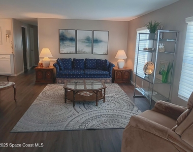 621 Hyacinth Circle E - Photo Thumbnail 8