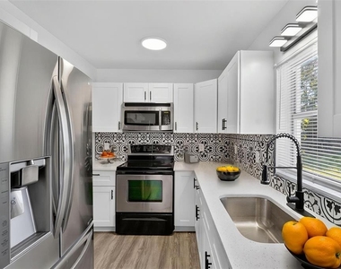 3034 Touraine Avenue - Photo Thumbnail 20