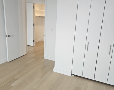 555 West 38th Street - Photo Thumbnail 5