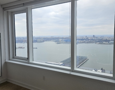 555 West 38th Street - Photo Thumbnail 7