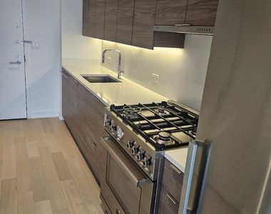 555 West 38th Street - Photo Thumbnail 13