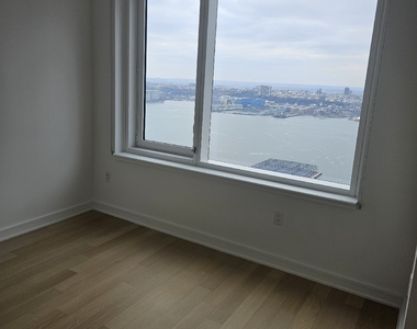 555 West 38th Street - Photo Thumbnail 2