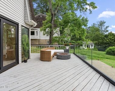39 Upper Lakeview Avenue - Photo Thumbnail 10