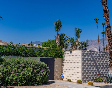 320 Desert Lakes Drive - Photo Thumbnail 2