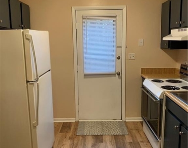 1235 Riverside Drive - Photo Thumbnail 5