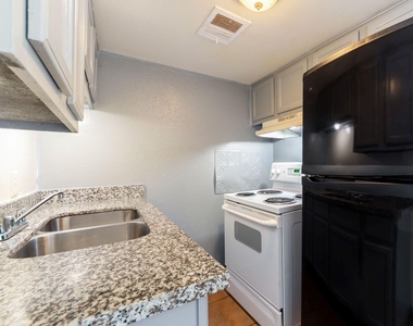 1800 N Wayside Street - Photo Thumbnail 3