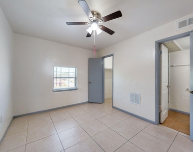 1800 N Wayside Street - Photo Thumbnail 4