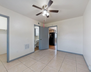 1800 N Wayside Street - Photo Thumbnail 5