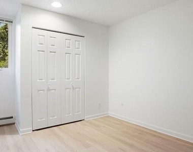 1000 W Moorhead Cir - Photo Thumbnail 12