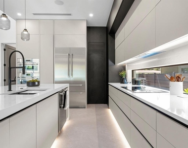 2467 Hyde Park Street - Photo Thumbnail 10