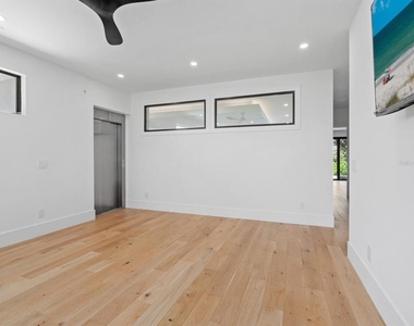 2467 Hyde Park Street - Photo Thumbnail 18