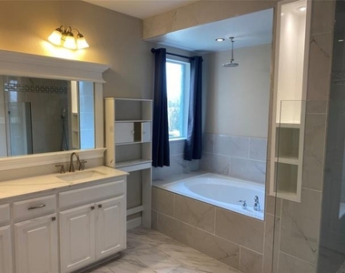 2920 Pinehurst - Photo Thumbnail 24