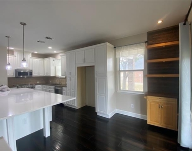 2920 Pinehurst - Photo Thumbnail 12