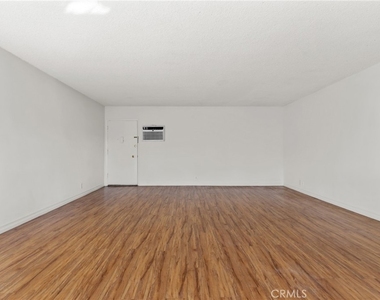 4924 Kester Avenue - Photo Thumbnail 3