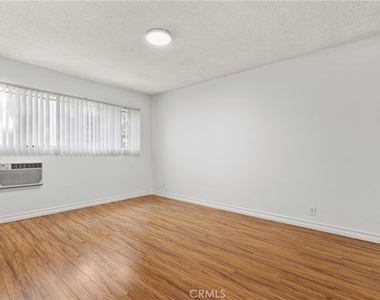 4924 Kester Avenue - Photo Thumbnail 13
