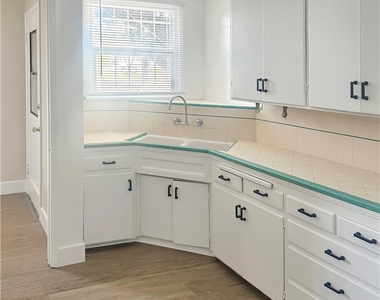 1805 Hauser Boulevard - Photo Thumbnail 6