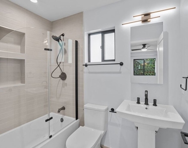 1518 1/4 Stearns Drive - Photo Thumbnail 8