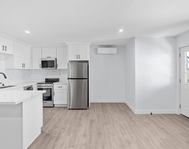 1518 1/4 Stearns Drive - Photo Thumbnail 1
