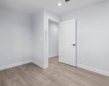 1518 1/4 Stearns Drive - Photo Thumbnail 6