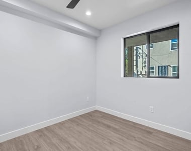 1518 1/4 Stearns Drive - Photo Thumbnail 7