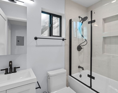 1518 1/4 Stearns Drive - Photo Thumbnail 4