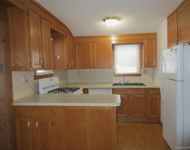 44 1/2 Academy Avenue - Photo Thumbnail 1