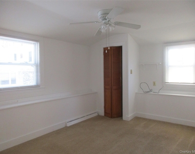 44 1/2 Academy Avenue - Photo Thumbnail 7