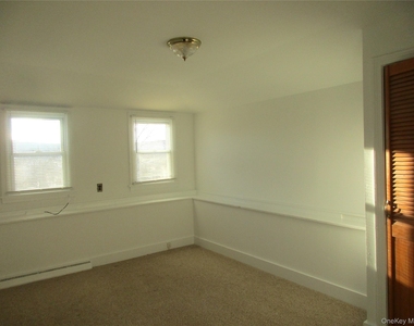 44 1/2 Academy Avenue - Photo Thumbnail 6