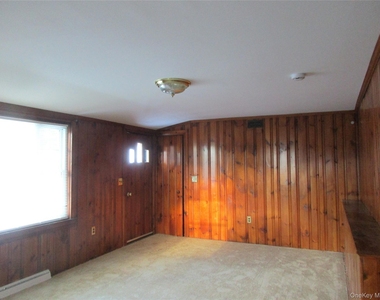 44 1/2 Academy Avenue - Photo Thumbnail 4