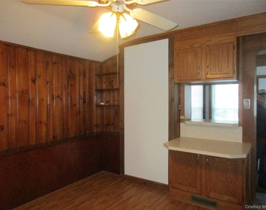 44 1/2 Academy Avenue - Photo Thumbnail 2
