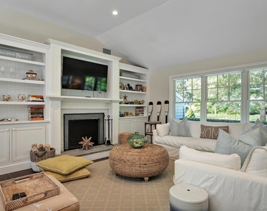 32 White Oak Lane - Photo Thumbnail 1