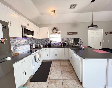 1104 Blueridge Dr - Photo Thumbnail 4