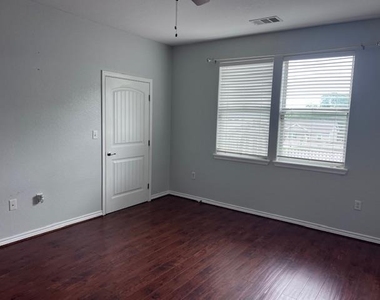 1104 Blueridge Dr - Photo Thumbnail 14