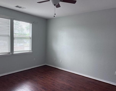 1104 Blueridge Dr - Photo Thumbnail 15