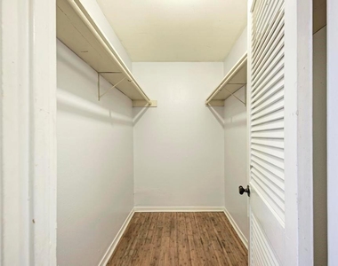 1000 W 26 St - Photo Thumbnail 7