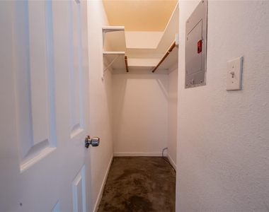 1013 W 23rd St - Photo Thumbnail 4
