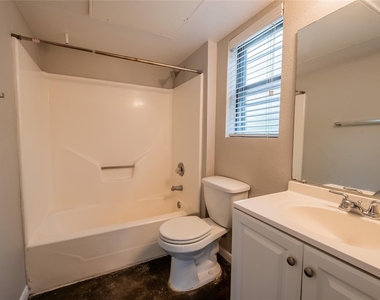 1013 W 23rd St - Photo Thumbnail 3