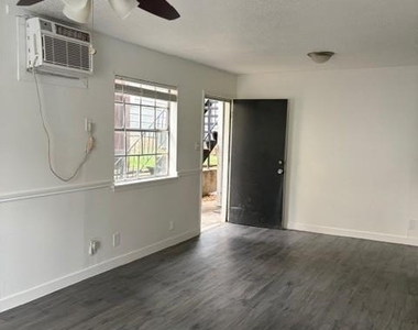 1300 Parker Ln - Photo Thumbnail 6