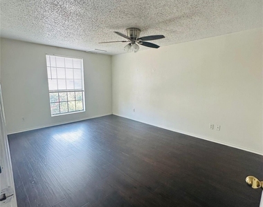 2401 Leon St - Photo Thumbnail 13