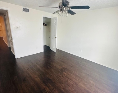 2401 Leon St - Photo Thumbnail 15