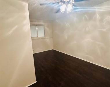 2401 Leon St - Photo Thumbnail 21