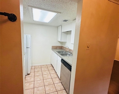 2401 Leon St - Photo Thumbnail 10