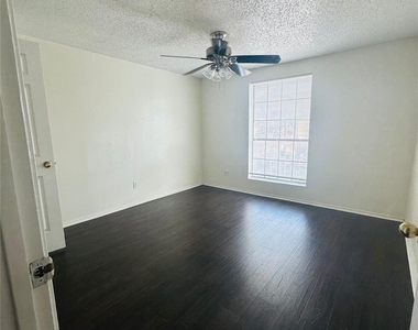 2401 Leon St - Photo Thumbnail 12