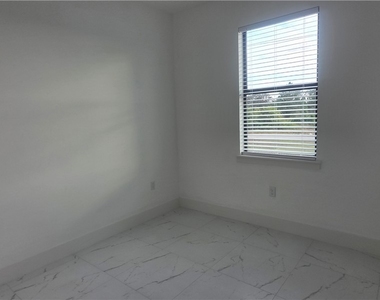 927 Chenault Street - Photo Thumbnail 8