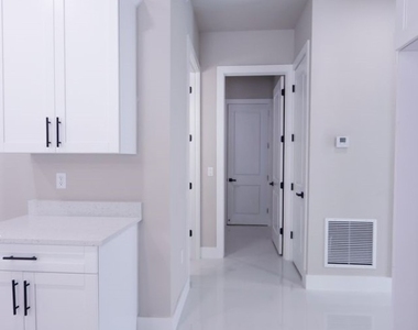 219 Greenbriar Boulevard - Photo Thumbnail 5