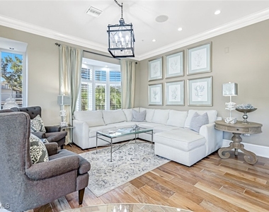 993 8th Street S - Photo Thumbnail 4